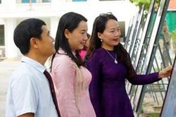Hơn 100 tư liệu, hình ảnh kể chuyện áo dài học đường Huế
