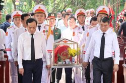 Thủ tướng L&ecirc; Minh Hưng: T&igrave;m kiếm h&agrave;i cốt liệt sĩ phải bằng tinh thần tr&aacute;ch nhiệm cao nhất