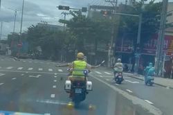 CSGT d&ugrave;ng xe đặc chủng mở đường đưa nạn nh&acirc;n bị tai nạn giao th&ocirc;ng nguy kịch đi cấp cứu