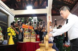 Thủ tướng Lê Minh Hưng dâng hoa, dâng hương tại công viên Lê Thị Riêng