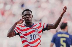 Tiền đạo Mỹ được ho&atilde;n &aacute;n treo gi&ograve; sau cuộc gọi của &ocirc;ng Trump tới FIFA
