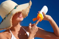 Chọn kem chống nắng không khó nếu nắm rõ những tiêu chí này