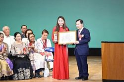 Đại diện Việt Nam nhận Giải thưởng 'Cộng đồng cho Công dân toàn cầu'