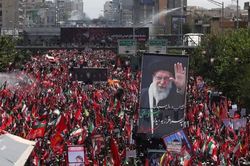 Biển người Iran đưa tang cố Lãnh tụ tối cao Ali Khamenei