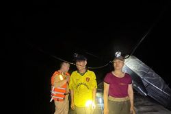 Cận cảnh vụ bắt quả tang 6 t&agrave;u khai th&aacute;c c&aacute;t tr&aacute;i ph&eacute;p tr&ecirc;n s&ocirc;ng Lam