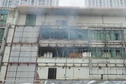 Cháy tòa nhà 5 tầng đang tháo dỡ ở phường Hà Đông