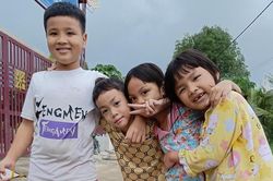 Những cháu bé dễ thương gần nhà thờ Cha Diệp