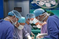 Cứu sống ngoạn mục chàng trai bị 3 tấn sắt văng vào, dập nội tạng