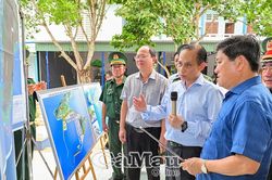 Bộ trưởng Bộ Ngoại giao Lê Hoài Trung khảo sát các công trình trọng điểm trên đảo Hòn Khoai