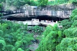 Sống trong hang đá giữa núi suốt hàng chục năm, vợ chồng già kiên quyết từ chối bán 'ngôi nhà' này dù được trả hơn 19 tỷ đồng vì một lý do rất giản dị