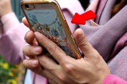 Tại sao bạn nên để một khoản tiền nhỏ sau vỏ ốp điện thoại?