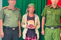 Người phụ nữ Quảng Ngãi vỡ òa hạnh phúc nhận lại 'gia tài' đánh rơi chỉ sau 12 giờ trình báo