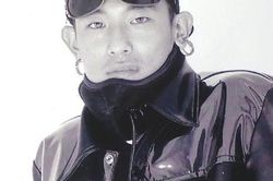 Ra mắt solo được đúng 1 ngày, nam rapper tử vong bất thường với 28 vết kim trên tay: Bí ẩn vụ án 30 năm vẫn chưa có lời giải