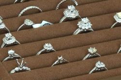 B&oacute;ng tối kim cương: Khoảng trống ph&iacute;a sau thị trường ch&iacute;nh ngạch (b&agrave;i 1)