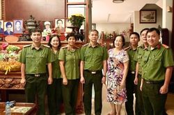 C&ocirc;ng an TPHCM thăm gia đ&igrave;nh nguy&ecirc;n Gi&aacute;m đốc C&ocirc;ng an Th&agrave;nh phố nh&acirc;n kỷ niệm Ng&agrave;y Truyền thống lực lượng ANND