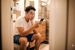 Ở rể, đến xem World Cup tôi cũng phải vào nhà vệ sinh