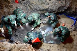 T&igrave;m thấy nhiều h&agrave;i cốt c&ugrave;ng di vật tại C&ocirc;ng vi&ecirc;n L&ecirc; Thị Ri&ecirc;ng