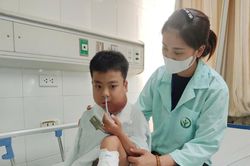 Hai anh em cùng bệnh, thay nhau lên bàn mổ, gia đình kiệt quệ sau 6 năm vay nợ