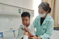 Hai anh em cùng bệnh, thay nhau lên bàn mổ, gia đình kiệt quệ sau 6 năm vay nợ