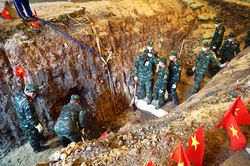 Bên trong rãnh mộ vừa phát hiện 7 hài cốt liệt sĩ ở Công viên Lê Thị Riêng