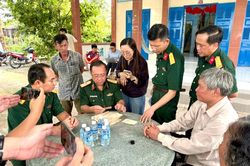 Chính ủy Bộ Tư lệnh TP.HCM đến tận nhà xác minh thân nhân liệt sĩ Huỳnh Văn Quên
