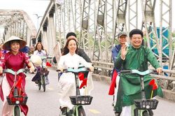 'Áo dài qua phố' lan tỏa thông điệp bảo vệ môi trường