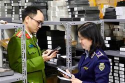 H&agrave; Nội xử l&yacute; gần 2.900 vụ bu&ocirc;n lậu, h&agrave;ng giả trong 6 th&aacute;ng