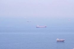 Dự trữ dầu to&agrave;n cầu giảm sau c&uacute; sốc nguồn cung v&ugrave;ng Vịnh