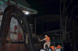 Trắng đêm giữ bình yên trên những tuyến sông của Thủ đô