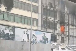 Hà Nội: Cháy lớn tại siêu thị điện máy cũ trên đường Trần Phú