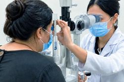 Thấy đốm đen lơ lửng trước mắt, người phụ nữ 31 tuổi đi kh&aacute;m ph&aacute;t hiện biến chứng tiểu đường giai đoạn nặng