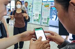 Từ 6/7, Hà Nội bắt đầu mở đăng ký miễn phí thẻ vé xe buýt điện tử gắn chip