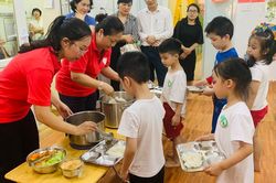 Sai lầm khi nhiều gia đình quan tâm chủ yếu đến việc trẻ có tăng cân hay không