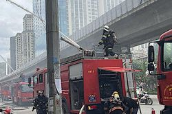 Cháy tại Trần Phú (Hà Đông), nhiều xe chữa cháy được điều động tới hiện trường