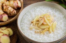 Hai món cháo từ củ riềng giúp dưỡng dương, làm ấm tỳ vị theo Đông y