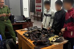 Ph&aacute;t hiện 3 thanh ni&ecirc;n mang theo s&uacute;ng n&eacute;n hơi săn bắt động vật hoang d&atilde;