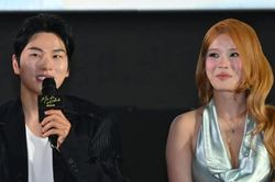 Hoàng Yến Chibi sánh đôi cùng sao nam phim 'Bỗng Dưng Trúng Số' Lee Yi Kyung