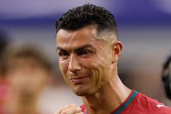 Khoảnh khắc x&eacute; l&ograve;ng của Ronaldo: Nước mắt kh&eacute;p lại giấc mơ World Cup dang dở