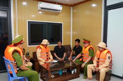 Tuần tra xuyên đêm bảo đảm an toàn giao thông mùa mưa bão
