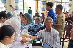 Lấy mẫu ADN hai người th&acirc;n li&ecirc;n quan liệt sĩ Huỳnh Văn Qu&ecirc;n