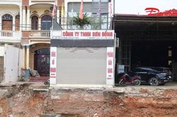 Mở rộng Quốc lộ 6: Trước cửa nhà dân bỗng xuất hiện những 'vách' cao hàng mét