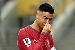 Bruno Fernandes bị chỉ trích không hỗ trợ Ronaldo
