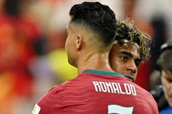 Yamal &ocirc;m lấy Ronaldo