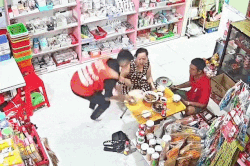 Shipper miền Tây tự bới tô cơm ăn cùng nhà 'khách ruột' gây sốt