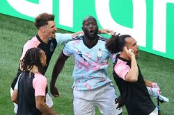 Ch&iacute;nh FIFA tạo bất c&ocirc;ng khiến Mỹ thua đậm tại World Cup