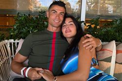 Phản ứng của hôn thê Ronaldo sau thất bại dậy sóng của Bồ Đào Nha
