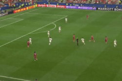 Ronaldo gây tranh cãi khi biểu diễn mà không chuyền cho đồng đội