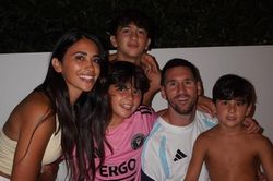 Messi thăm vợ con trước thềm trận Argentina - Ai Cập