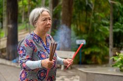 Người dân TP.HCM thắp nhang tưởng niệm liệt sĩ tại CV Lê Thị Riêng