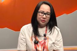 Tổng gi&aacute;m đốc Yeah1 bật kh&oacute;c, xin lỗi 34 nghệ sĩ
